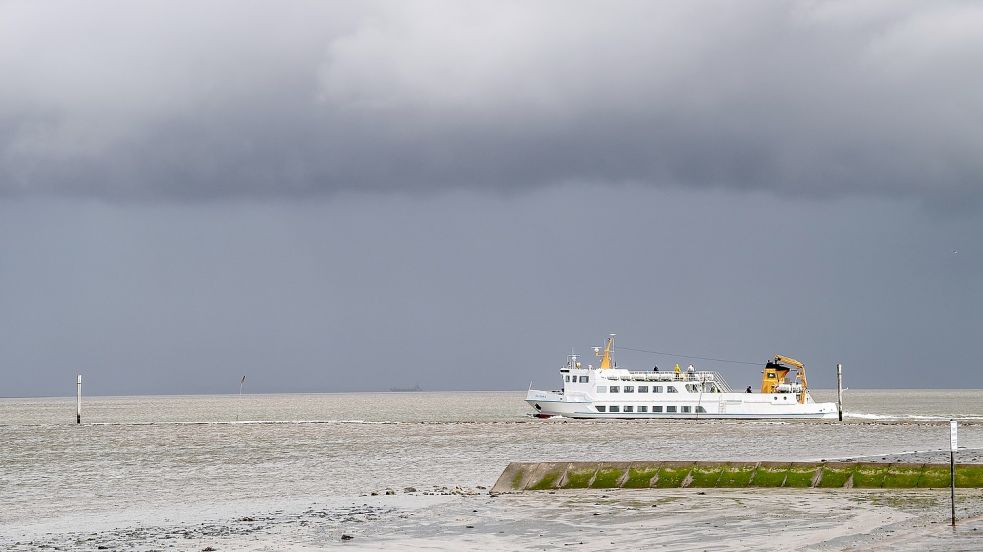 Die Verbindung zum Festland mit der Fähre „Baltrum III“ spielt auch immer eine Rolle im fiktiven kriminellen Geschehen. Foto: Schuldt/dpa