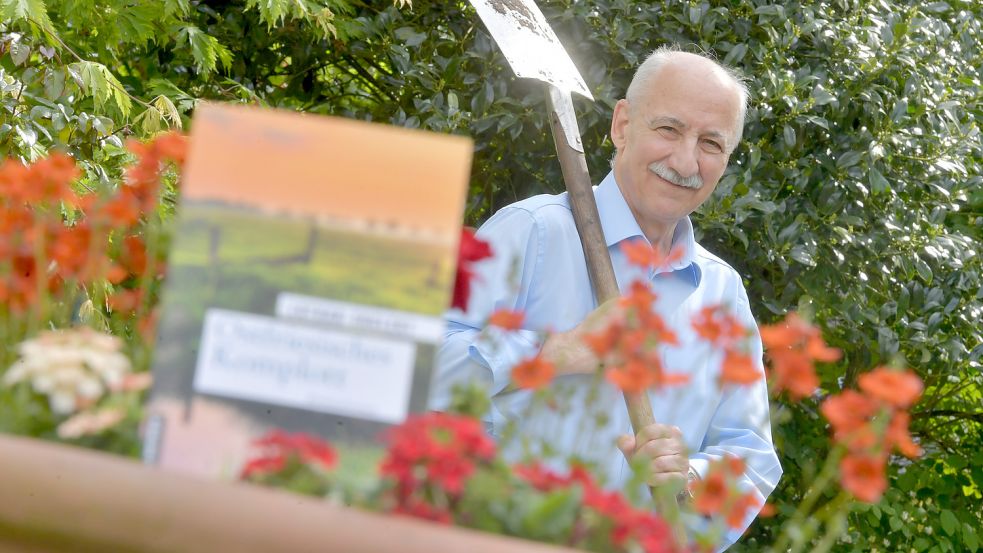 Mit diesem Requisit, einem Spaten, gibt Lothar Englert einen Wink: Er könnte auf den Täter hindeuten. Foto: Ortgies