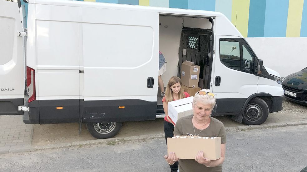Viele Helfer, darunter Agata Kowalczyk (vorne), packten beim Entladen des Transporters aus Ostfriesland mit an. Foto: Stephan Schmidt