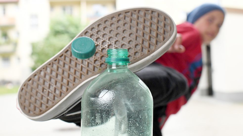 Neue Verhaltensweisen sind ein Schlüssel zu mehr Klimaschutz. Plastikwasser aus dem Supermarkt gehört zum Beispiel ins Abseits. Foto: Hase/dpa