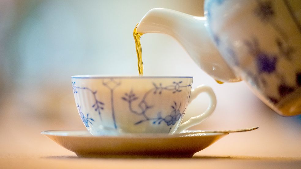 Mit einem Pro-Kopf-Verbrauch von 300 Litern pro Jahr haben die Ostfriesen den Weltrekord in Teetrinken beurkundet bekommen. Foto: Mohssen Assanimoghaddam/dpa