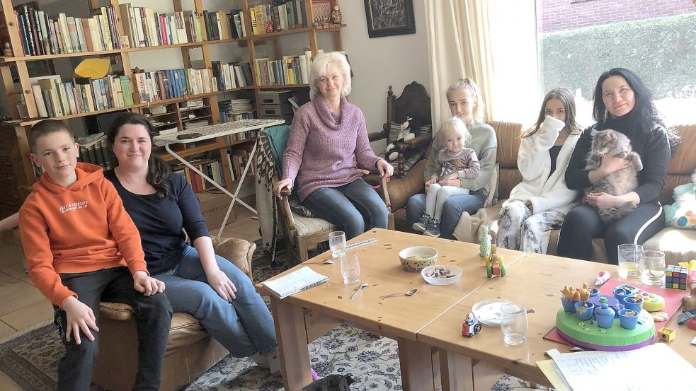 Haben Zuflucht in einem fremden Haus gefunden: Maxim (von links), Liia Abdoullina, Oksana Hyrnyk, Tatjana Hyrnyk mit ihrer Tochter Lisa sowie Zanata und ihre Mutter Tatjana Doctorowa mit der Katze Gabriella. Zanatas Schwester Airin zog es vor, nicht fotografiert zu werden. Foto: Päschel