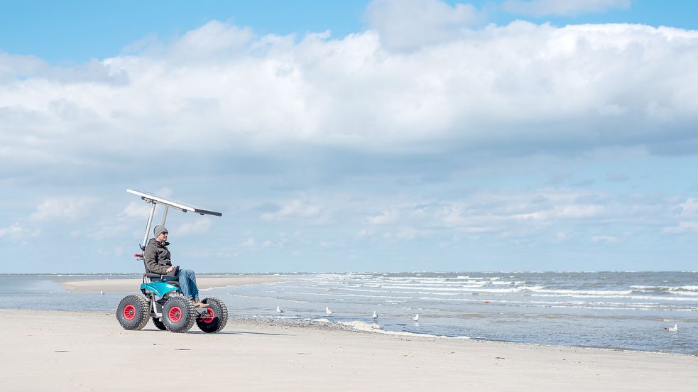 Menschen, die in ihrer Mobilität eingeschränkt sind, können beispielsweise auf Spiekeroog mit dem sogenannten „Inselmobi“, einem Golfcaddy mit Elektroantrieb, Zeit am Strand verbringen. Foto: Nordseebad Spiekeroog GmbH