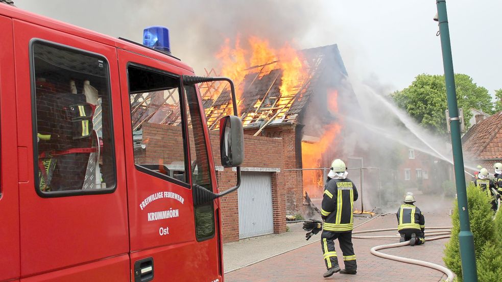 Mehrere Feuerwehren bekämpften am Montag einen Brand in Grimersum. Foto: Feuerwehr