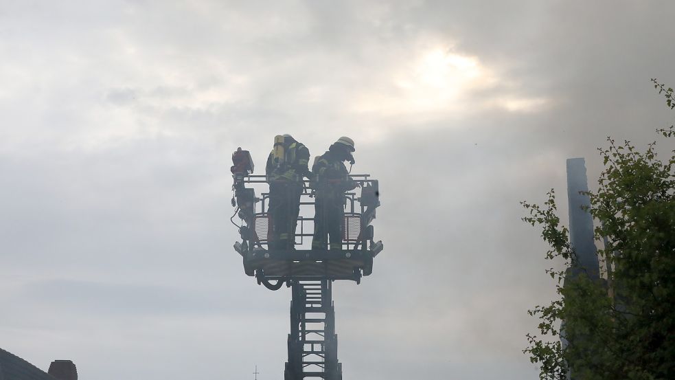 Auch die Norder Drehleiter war im Einsatz. Foto: Hock