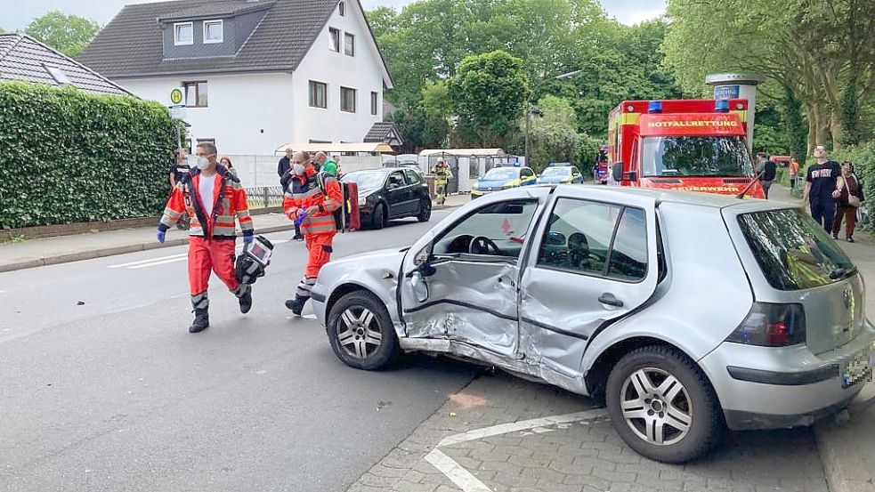 Am Dienstag hat es vor den BBS II in Delmenhorst einen schweren Unfall gegeben. Foto: Thomas Breuer