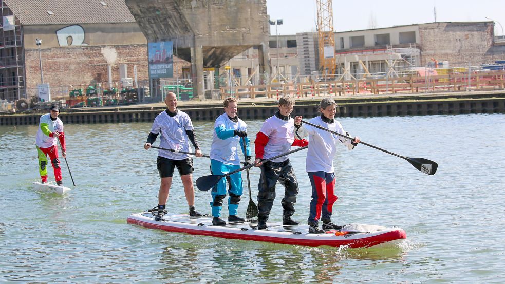 Birgit Burkhardt, auf dem SUP-Board links, wird am Wochenende Ostfriesland erreichen. Foto: privat