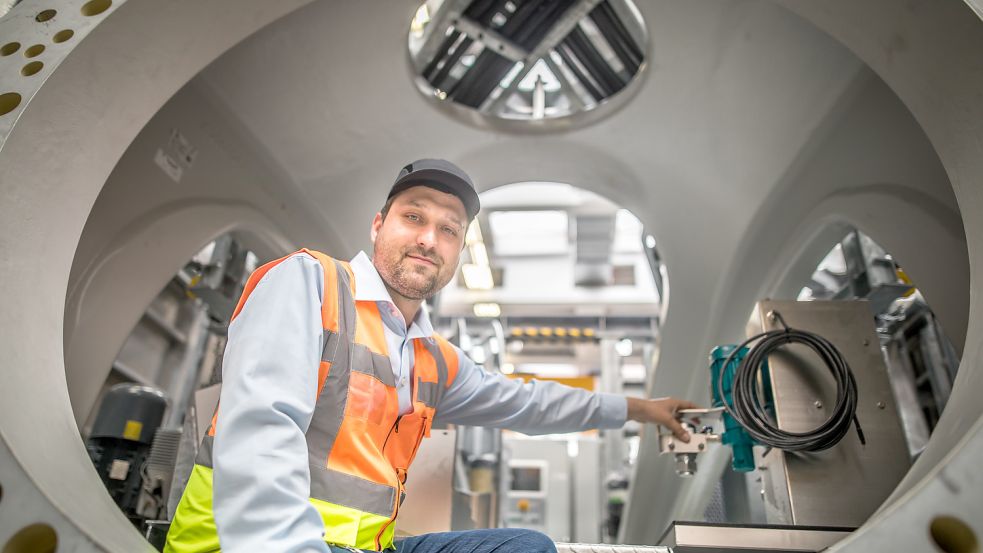 Produktionsleiter Daniel Wienekamp an einer Rotorbremse in der Anschlusskuppel der E-Gondel, wo sich Generator, Turm und Maschinenhaus treffen. Fotos: Cordsen