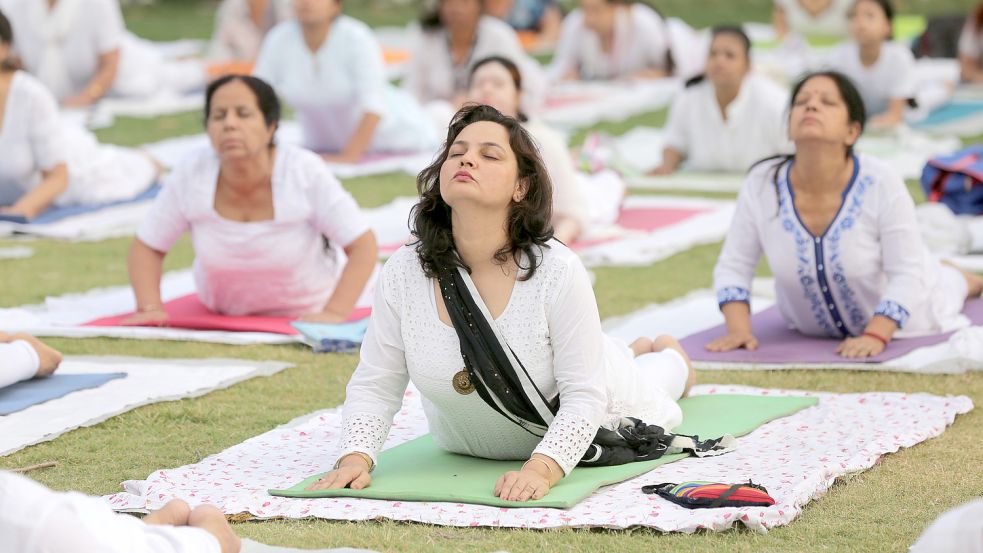 Der Jahrhunderte alte indische Exportschlager Yoga wird am 12. Juni auch in einer großen Übung am Timmeler Meer zu sehen sein. Foto: XinHua/dpa