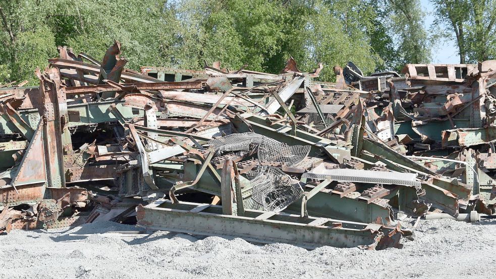 Ein Teil der Brückenüberbauten ist schon zerlegt worden und liegt auf einem Haufen auf dem Gelände der Firma EFG Port Papenburg. Foto: Ammermann