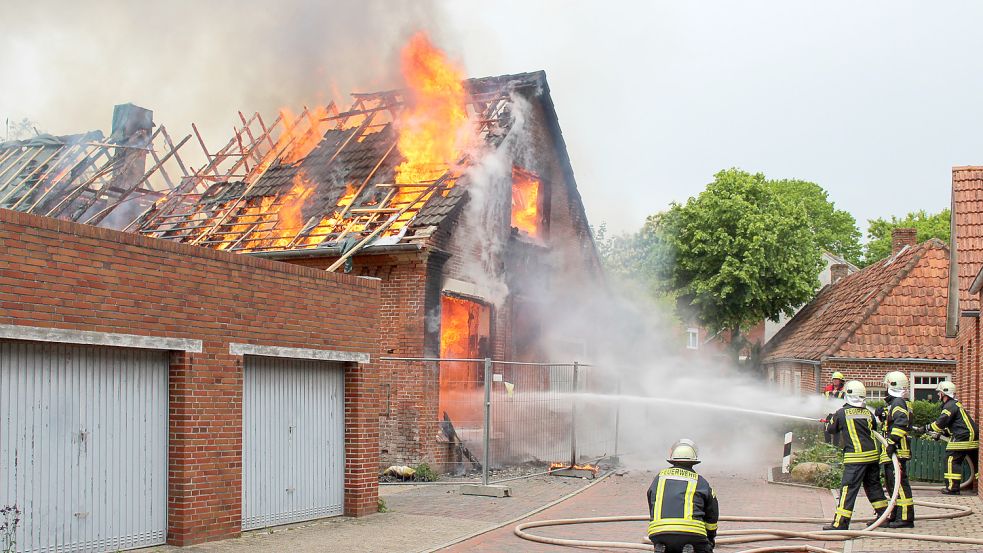 Am Montag brannte es im Krummhörner Örtchen Grimersum. Die Feuerwehr musste zum selben Haus schon einmal ausrücken. Foto: Feuerwehr