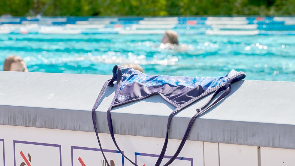 In Göttingen dürfen Frauen ein halbes Jahr lang auf ihr Oberteil im Schwimmbad verzichten. Foto: dpa/Riedl