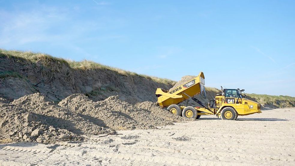Die Lkw-Kipper fahren den Sand auf der Insel von Ost nach West. Foto: Anja Dembski/ GKV Baltrum