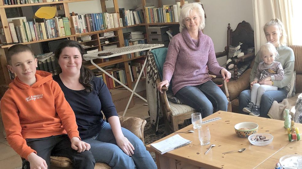 Liia Abdullina (zweite von links) kümmert sich als Übersetzerin in Emden unter anderem um die Familie Hyrnyk. Das Bild zeigt sie zusammen in einer Wohnung, in der die Ukrainer seit Anfang März wohnen können. Foto: Päschel
