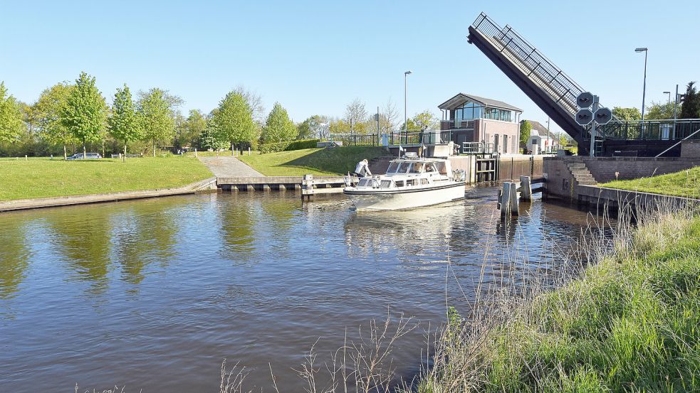 An den Schleusen des Ems-Jade-Kanals (wie hier in Rahe) und des Nordgeorgsfehnkanals müssen die Bootjefahrer künftig kein Kleingeld mehr zählen. Foto: NLWKN