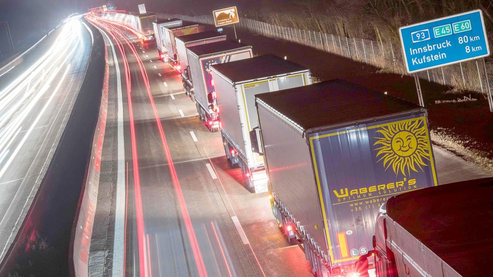 Lastwagen stehen auf der Autobahn A93 vor der bayerisch-österrreichischen Grenze in Fahrtrichtung Österreich im Stau. Die Transport- und Logistikbranche droht durch den Nachwuchsmangel ins Stocken zu geraten. Foto: Peter Kneffel/DPA