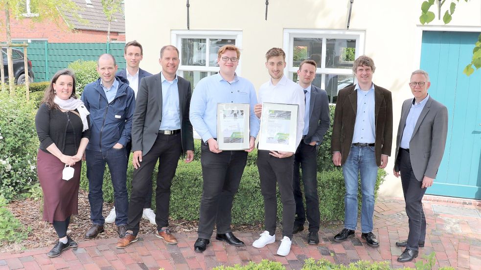 Das Foto zeigt (von links) Anna Gerritzen (Hochschule), Jann Gerdes (Stadt Emden), Kevin Janßen (Entwässerungsverband Emden), Prof. Dr. Sven Steinigeweg (Hochschule), die Preisträger Uwe Aden und Sören Ottjes, Jan van Dyk (Entwässerungsverband Emden), Prof. Dr. Johannes Rolink und Stadtwerke-Geschäftsführer Manfred Ackermann. Foto: privat