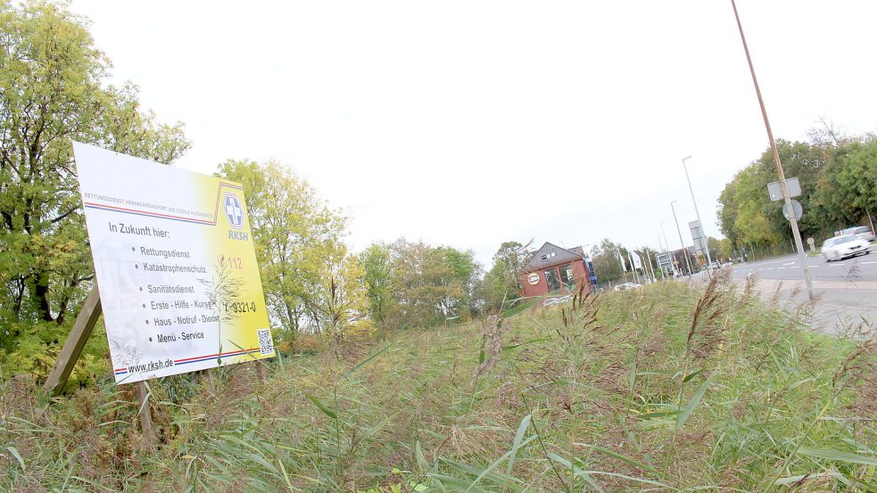 Schon seit 2016 soll auf dem Grundstück an der Petkumer Straße die neue RKSH-Wache gebaut werden. So wie auf diesem Foto von 2019 sieht es heute dort aber immer noch aus. Foto: Alberts/Archiv