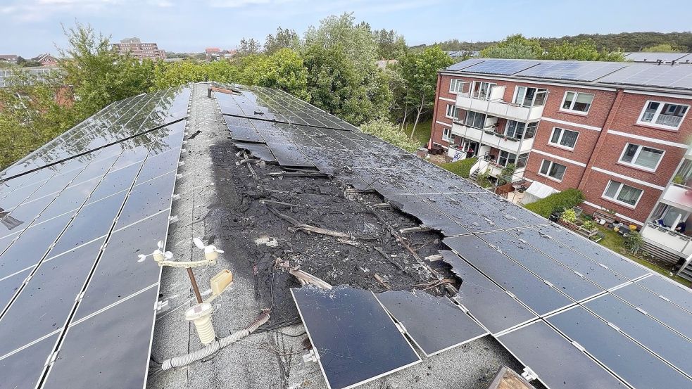 Teile der Photovoltaik-Anlage wurden bei dem Feuer zerstört. Foto: Feuerwehr