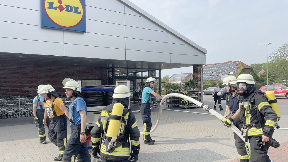 Die Feuerwehrleute im Einsatz vor dem Lidl-Markt. Foto: Feuerwehr