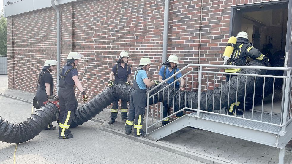 Die Feuerwehr drückte mit einem Lüfter Frischluft in den Verkaufsraum und saugte die Luft aus der Kühlkammer ab. Foto: Feuerwehr