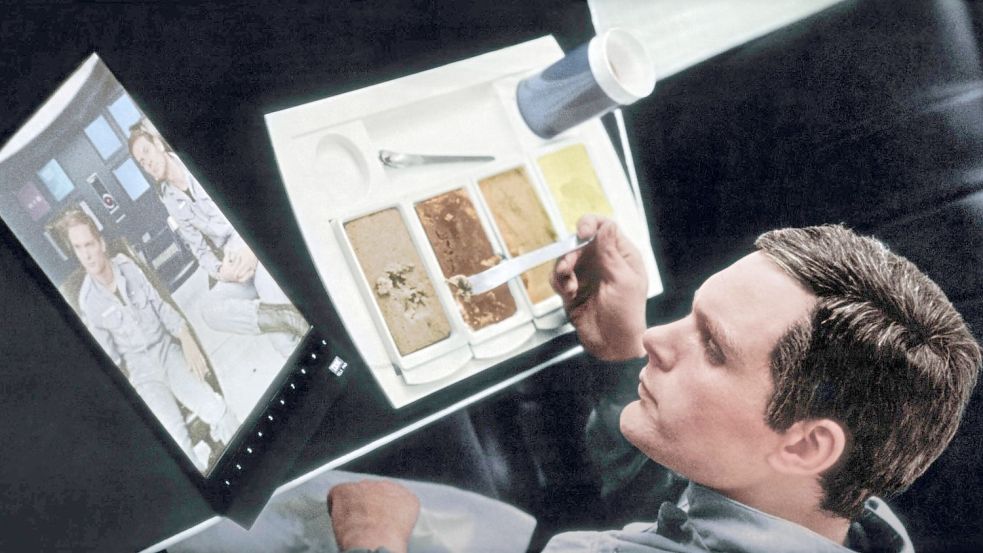 Im Film „2001: Odyssee im Weltraum“ aus dem Jahr 1968 schaut der Schauspieler Keir Dullea auf einem Tablet-Computer die Nachrichten. Damals war das Gerät noch pure Science-Fiction, heute ist es Realität. Foto: imago images/Evans/Archiv