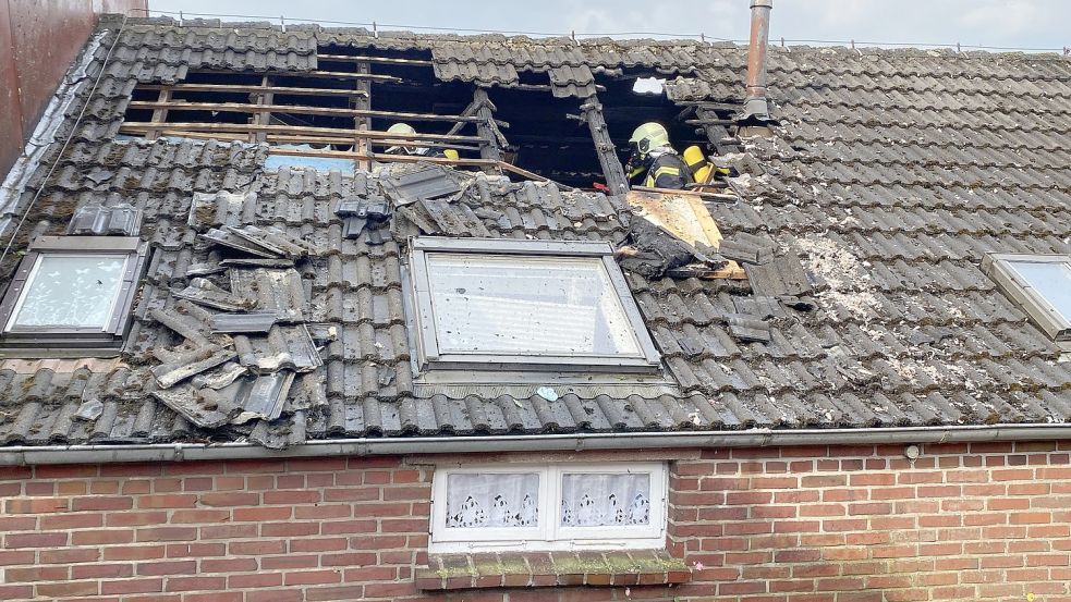 Am Donnerstag wurde ein Teil von einem Dach beschädigt. Foto: Feuerwehr