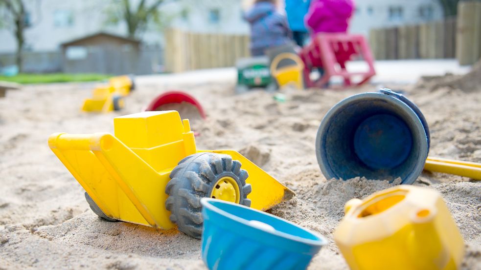 Die Aufteilung der Kosten für die Kinderbetreuung in Leer hat für einen heftigen Streit zwischen Landkreis und Stadt gesorgt. Symbolfoto: Skolimowska/dpa