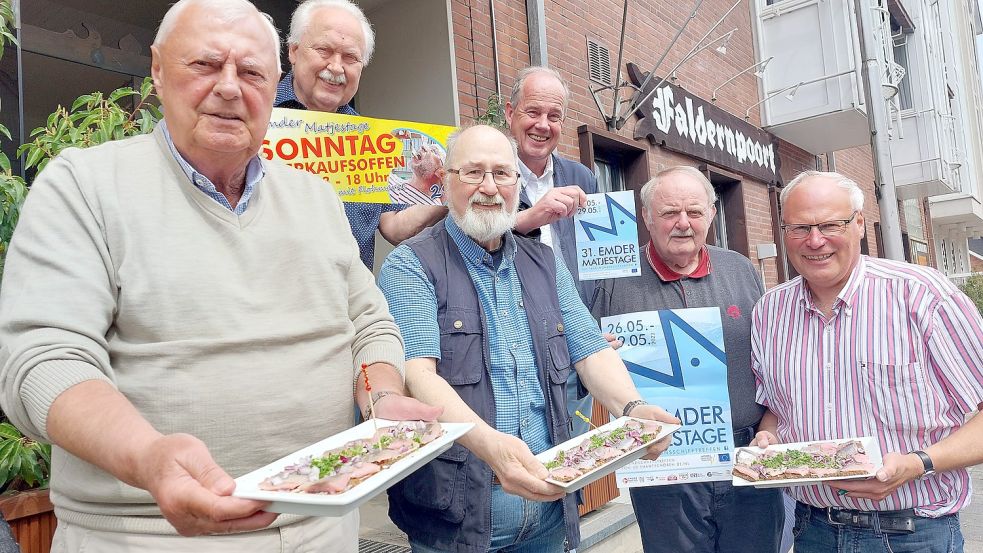 Endlich wieder Matjesfest: Alfred Marahrens (von links), Wilhelm Eilers, Uwe Hellmann, Frank Nowak, Willi Grix und Jakob Oltmanns haben viel Zeit in die Planung investiert. Foto: Hanssen