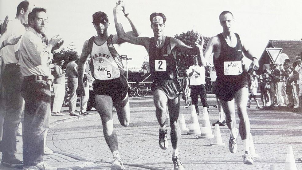 Ein Jahr nach den dramatischen Szenen von 1996 ließen es die Spitzenläufer bei der Schlussetappe nach Bensersiel ruhig angehen. Hans-Joachim Metzler (3. Platz), Sieger Enno Heidergott (Mitte) und Peter Steinke liefen Hand in Hand ins Ziel.