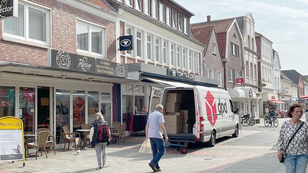 Mit offener Tür sind die Mitarbeiter der Paketdienste mitunter unterwegs, damit sie die Waren rasch ausladen und zustellen können.