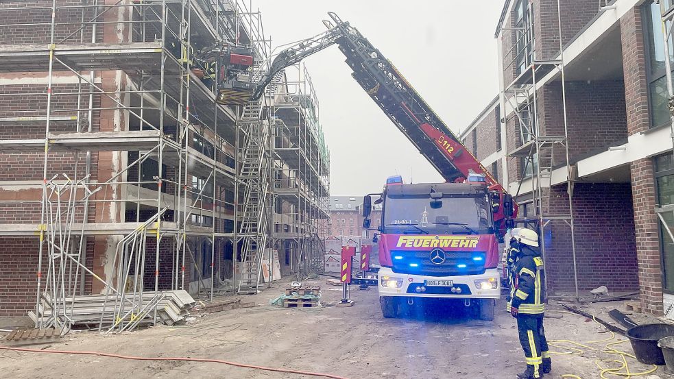 Die Drehleiter der Norder Feuerwehr kam zum Einsatz. Foto: Feuerwehr