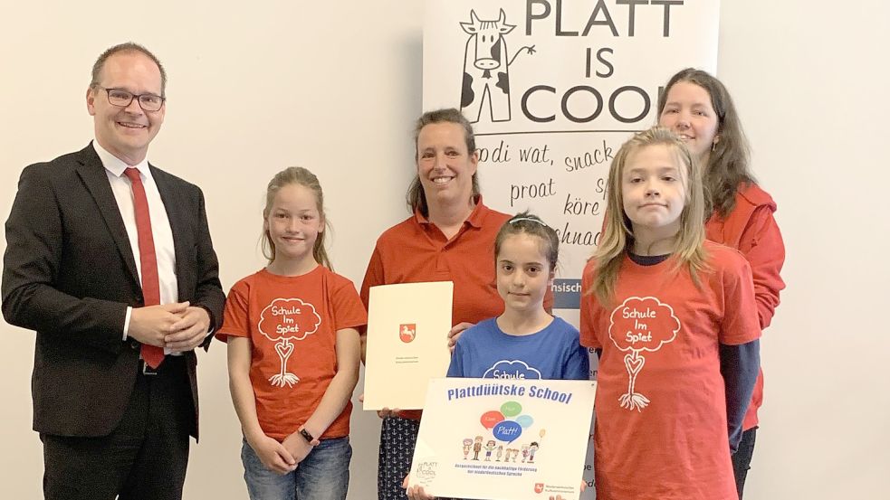 Kultusminister Grant Hendrik Tonne (von links), Amelie Okken, Anna Brede (Schulleitung), Sila Osu, Gero Krecklow und Lehrerin Antje Neemann bei der Auszeichnung in Lüneburg. Foto: Freudenberg RLSB Lüneburg