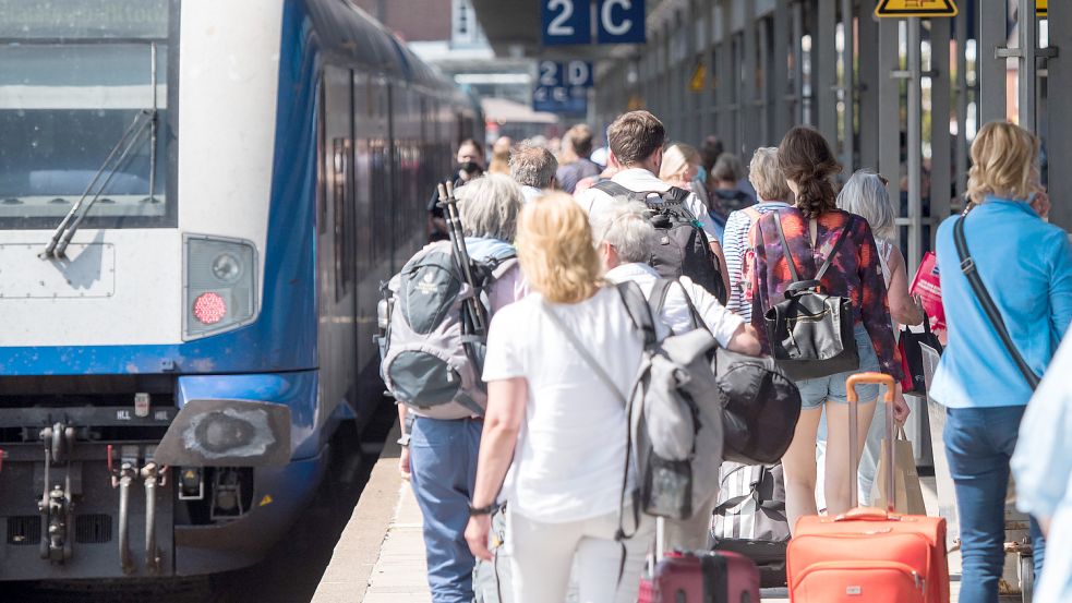 Das geplante Neun-Euro-Ticket für den Nahverkehr wird in Ostfriesland nicht nur positiv gesehen. Foto: Bockwoldt/DPA