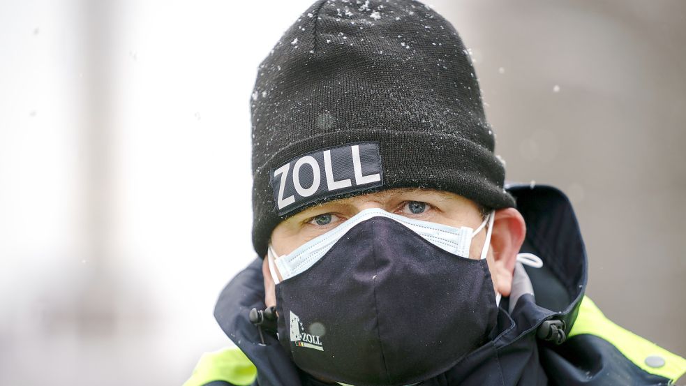 Ein Zollbeamter im Einsatz bei der Bekämpfung von Schwarzarbeit und Scheinselbständigkeit teil. Symbolfoto: Nietfeld/DPA