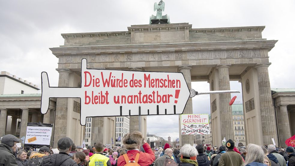 In Berlin demonstrieren Menschen gegen die Impfpflicht. Foto: dpa/Paul Zinken