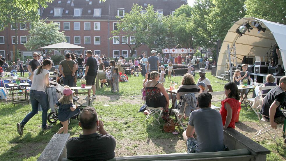 Zum Jubiläum des Cafés Einstein 2018 wurde bereits eine Bühne auf dem Stephansplatz aufgebaut. So könnte es beim Kultursommer auch wieder aussehen. Foto: Päschel/Archiv