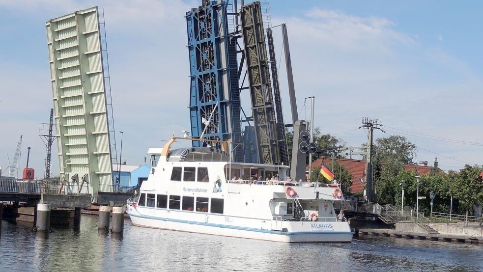 Jetzt da die Eisenbahnbrücke wieder hochklappen kann, können größere Schiffe – wie hier die „Atlantis“ der AG Ems – wieder problemlos in den Delft. Foto: F. Doden/Archiv
