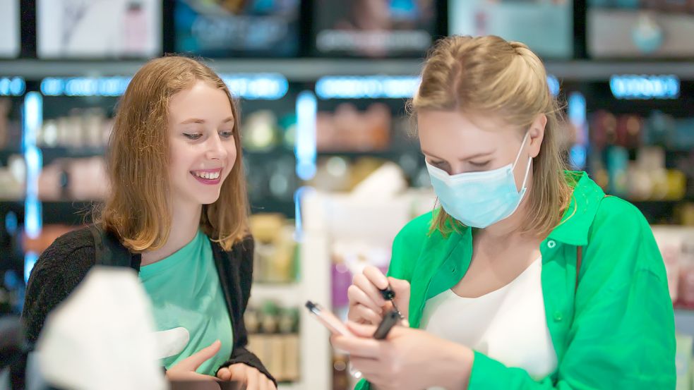 Künftig können Kunden selbst entscheiden, ob sie beim einkaufen eine Maske tragen. Foto: M-Production - stock.adobe.com