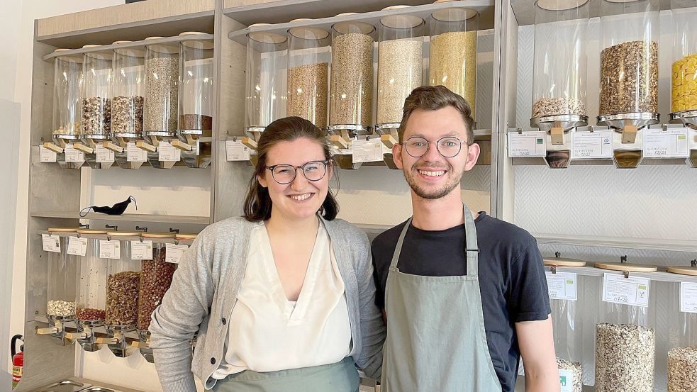 Melissa und Martin Warning sind Inhaber des Lebensmittelladens Loses Gut in Leer. Foto: Nording