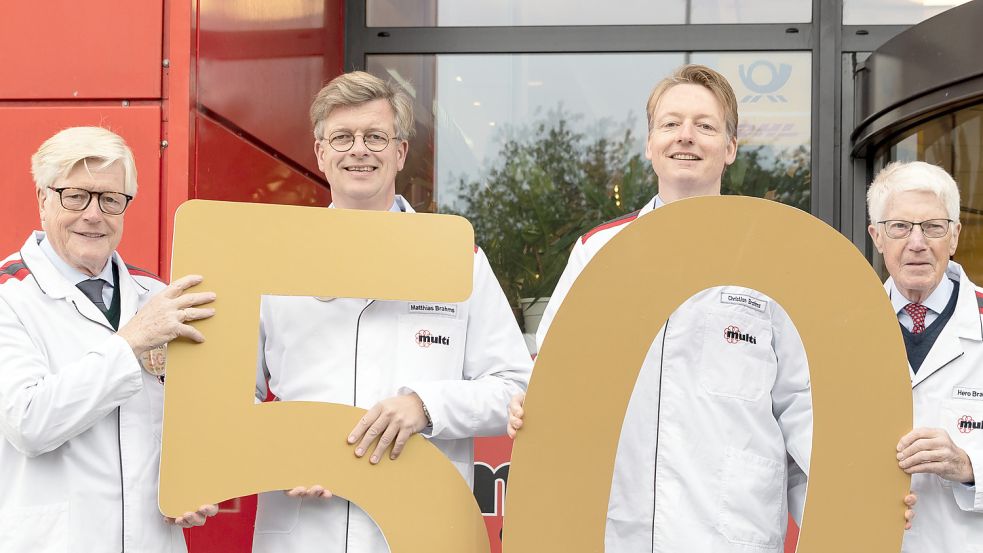 Matthias Brahms (2. von links) ist Inhaber von Multi Süd in Leer. In allen Multimärkten fällt die Maskenpflicht. Foto: privat
