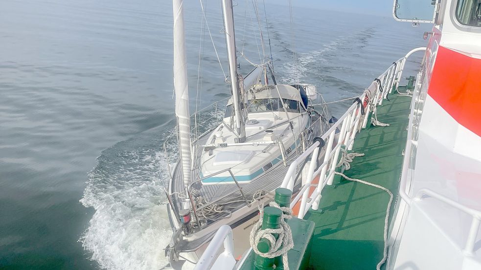 Mit dem Seenotrettungskreuzer Eugen der DGzRS haben die Seenotretter eine Segeljacht sicher in den Hafen gebracht, die an der Suche der Surfer beteiligt war und anschließend einen Motorschaden erlitt. Foto: DGzRS