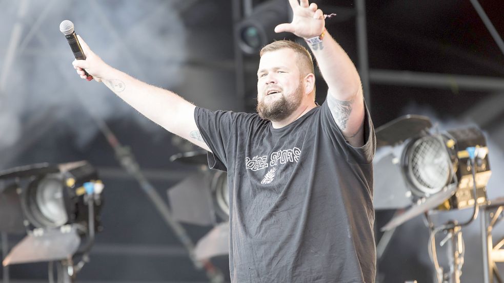 Der Sänger von Feine Sahne Fischfilet, Jan „Monchi“ Gorkow, wird von einer anonymen Gruppe mit vagen Vorwürfen konfrontiert. Foto: imago-images/POP-EYE