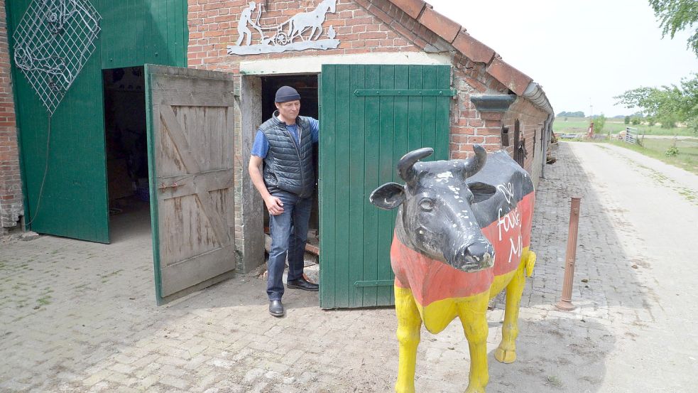 Peter Habbena hat einen kleinen Hofladen und stellt auf Bio-Milchviehhaltung um, mit dem Ziel, dem Demeter-Verband beitreten zu können. Foto: Hillebrand/Archiv