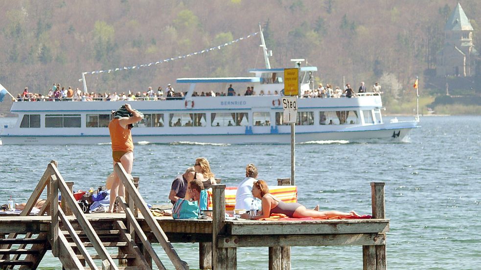 Sorglos unter blauem Himmel: Manchmal gibt es sie noch - die Sommerfrische wie hier am Starnberger See. Foto: dpa/Ursula Düren