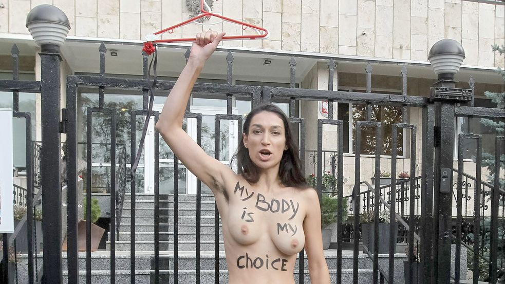Nackte Brüste erregen Aufmerksamkeit, wie hier beim Protest gegen das Abtreibungsverbot in Polen. Foto: Imago Images/Serg Glovny