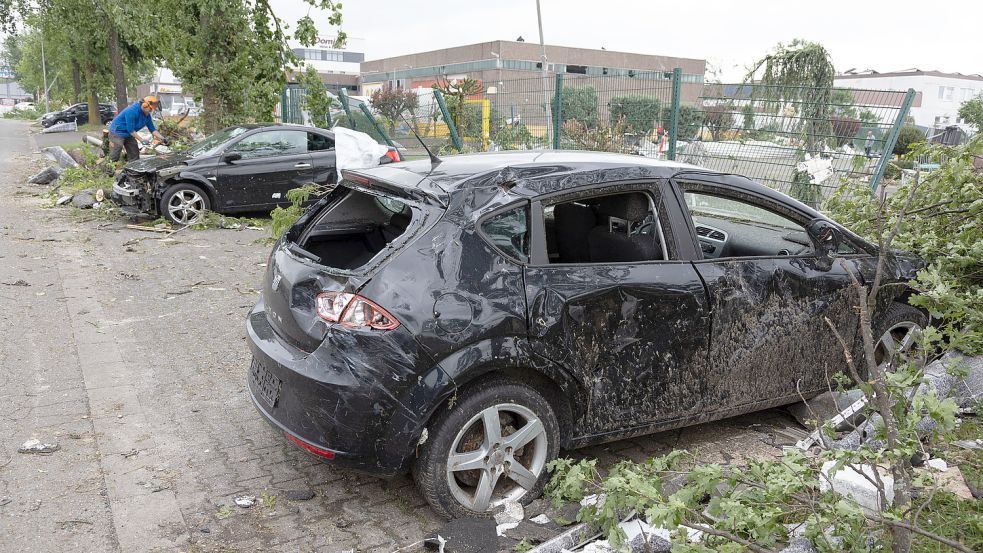 Der Tornado hat massive Schäden in Paderborn angerichtet. Foto: Gentsch/dpa