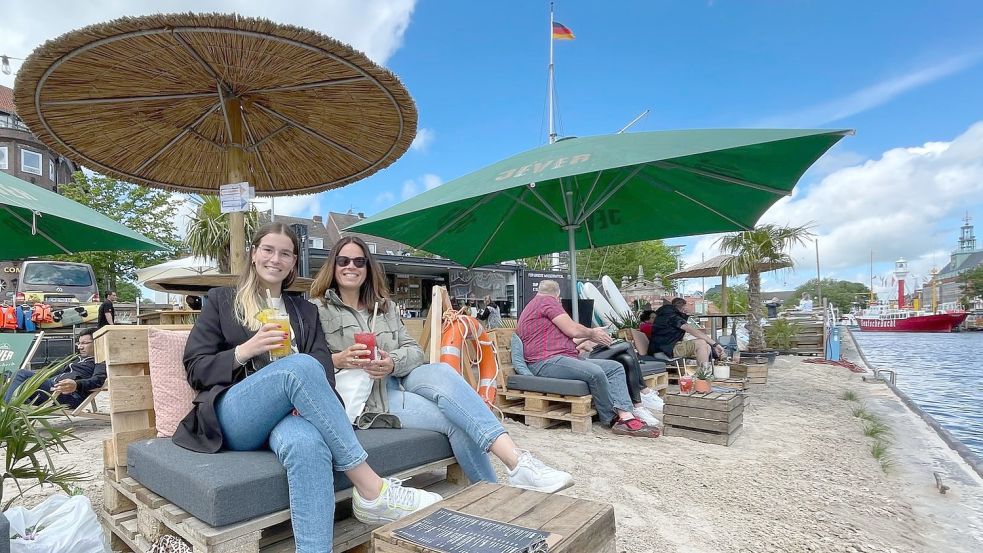 Alina (links) und Claudia Bolenz hat es nach einem Bummel durch die Emder Innenstadt an den Delftstrand gezogen. Foto: Päschel