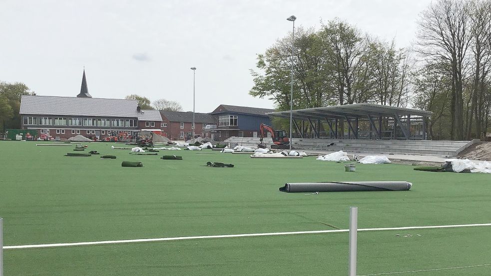 Der Kunstrasen und die neue Tribüne im Stadion an der Peldemühle in Esens nehmen Gestalt an. Foto: Landkreis