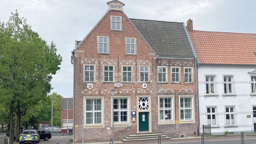 Ein Teil der Norder Polizei ist in einem historischen Gebäude am Norder Marktplatz untergebracht. Foto: Rebecca Kresse